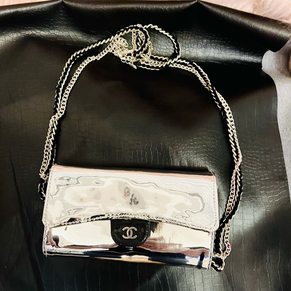 Chanel mirror bifold wallet on chain - Picture 14 of 15